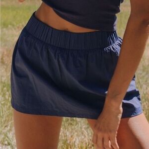 selling daily drills bounce skirt in navy !!!! XS !